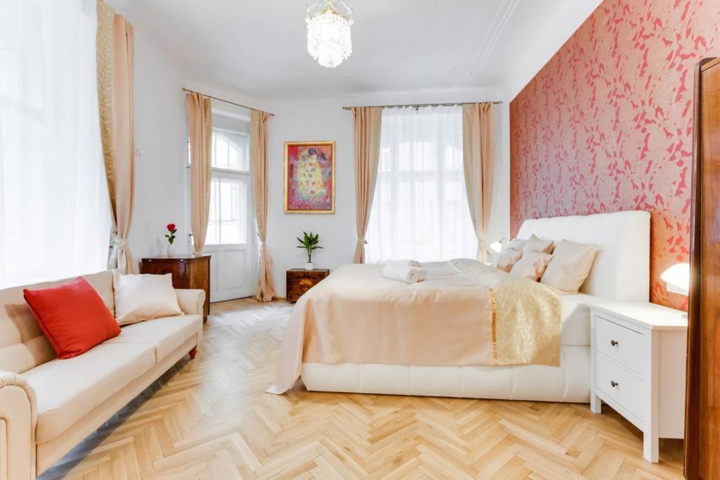 Prague Days - Three-bedroom Apartment with Balcony