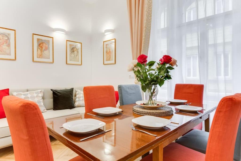Prague Days - Three-bedroom Apartment with Balcony