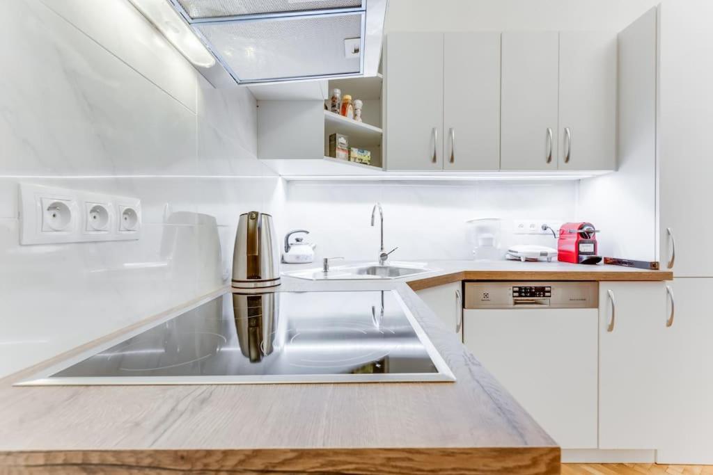 Prague Days - Three-bedroom Apartment with Balcony