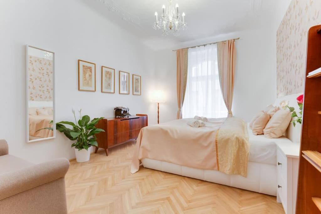Prague Days - Three-bedroom Apartment with Balcony