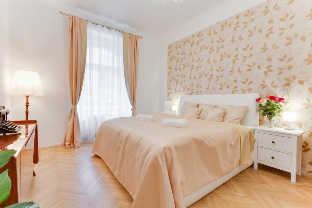 Prague Days - Three-bedroom Apartment with Balcony