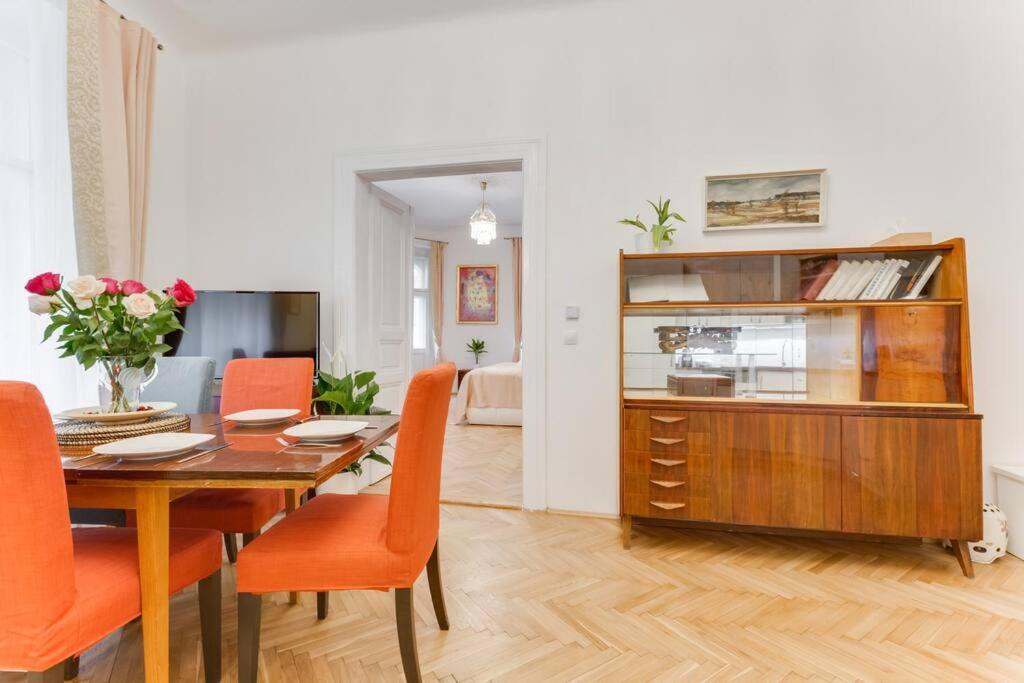 Prague Days - Three-bedroom Apartment with Balcony