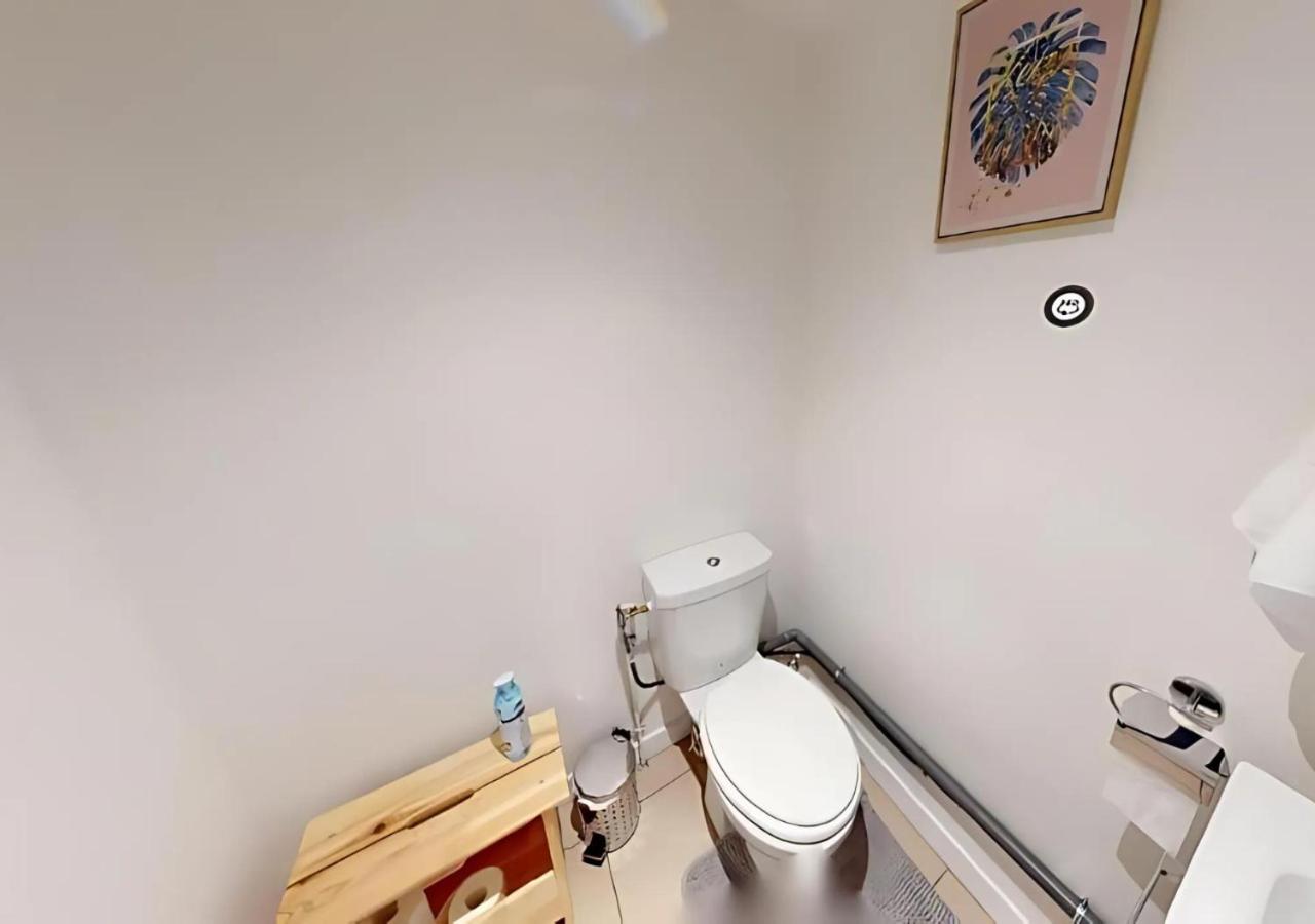 Live Like a Local Stylish 2BR with Balcony & Parking