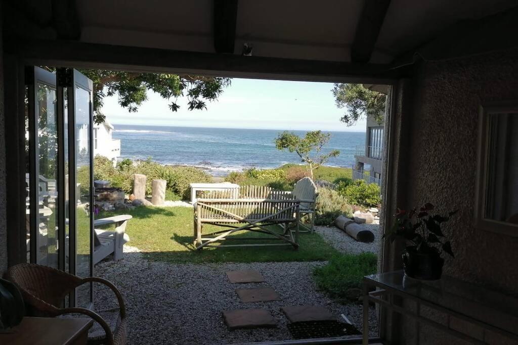 Charming rondavels 100 meters from sea view 2