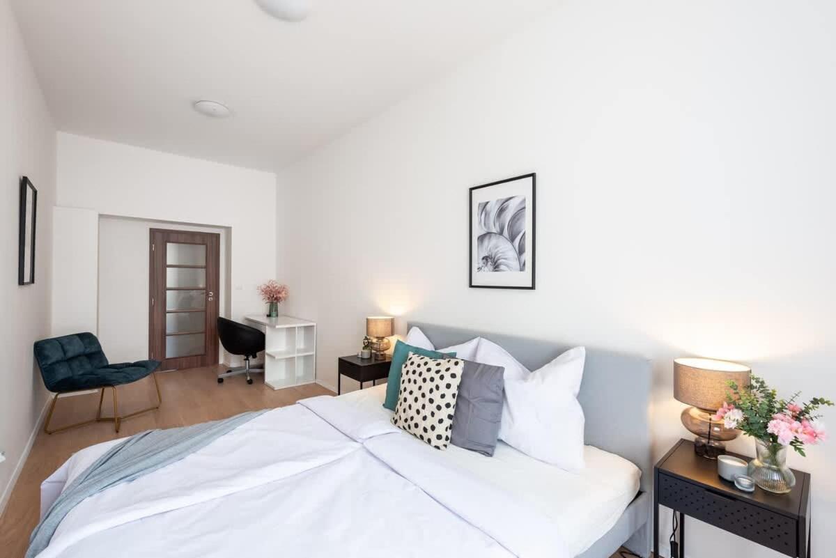 Spacious Luxury Old Town 2BR Retreat