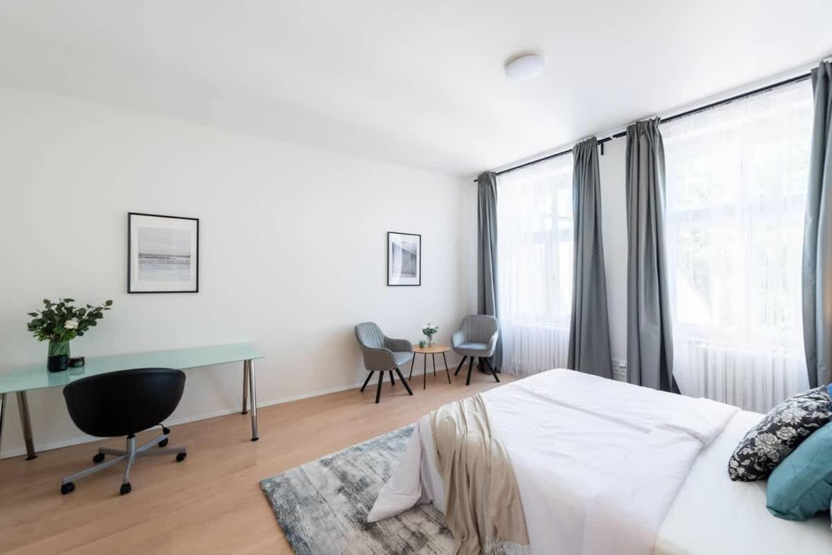 Spacious Luxury Old Town 2BR Retreat