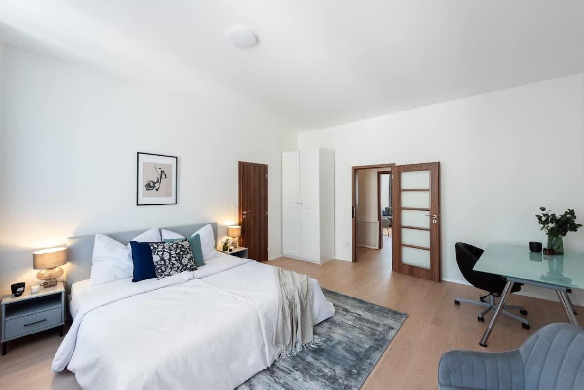 Spacious Luxury Old Town 2BR Retreat