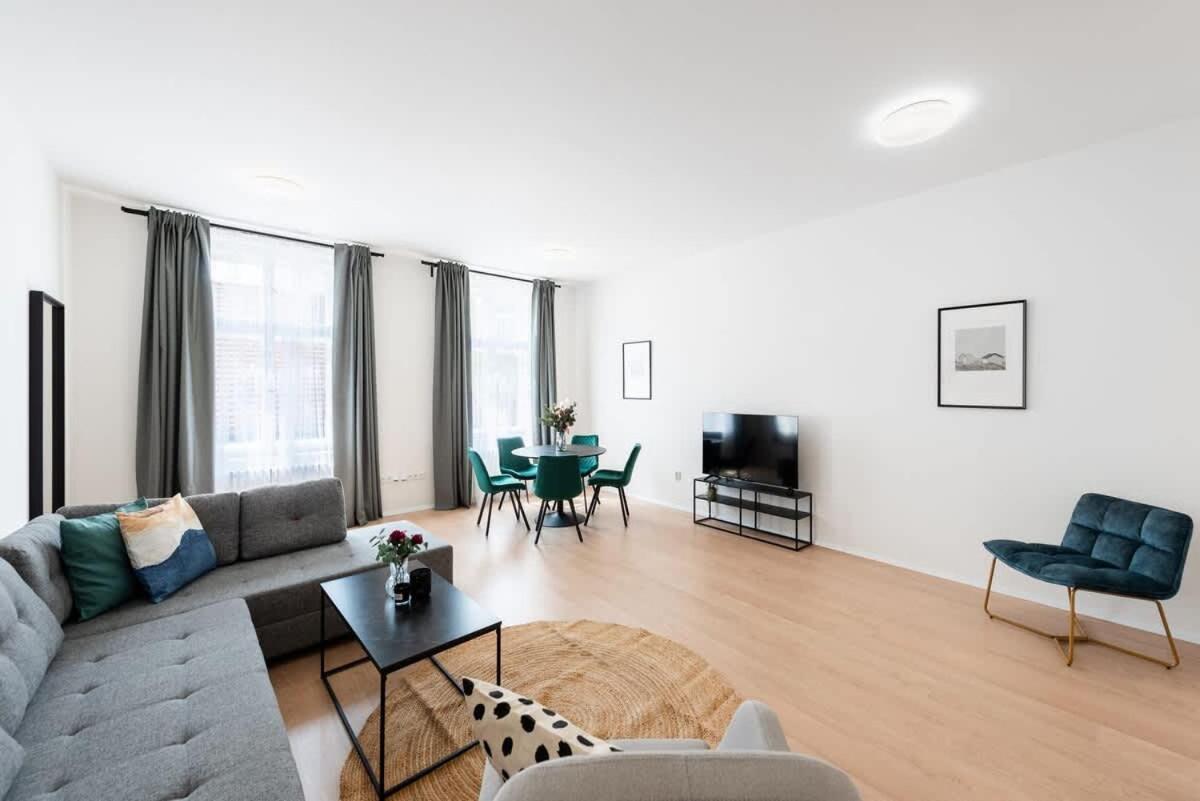 Spacious Luxury Old Town 2BR Retreat