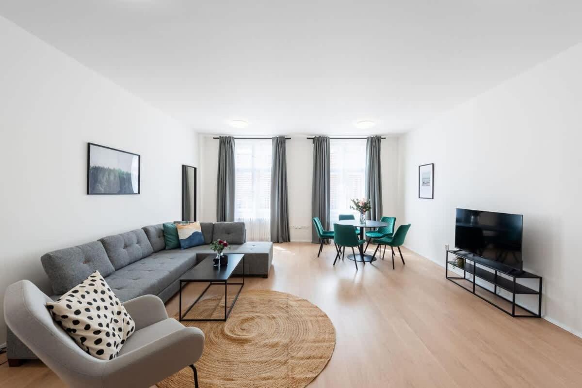 Spacious Luxury Old Town 2BR Retreat