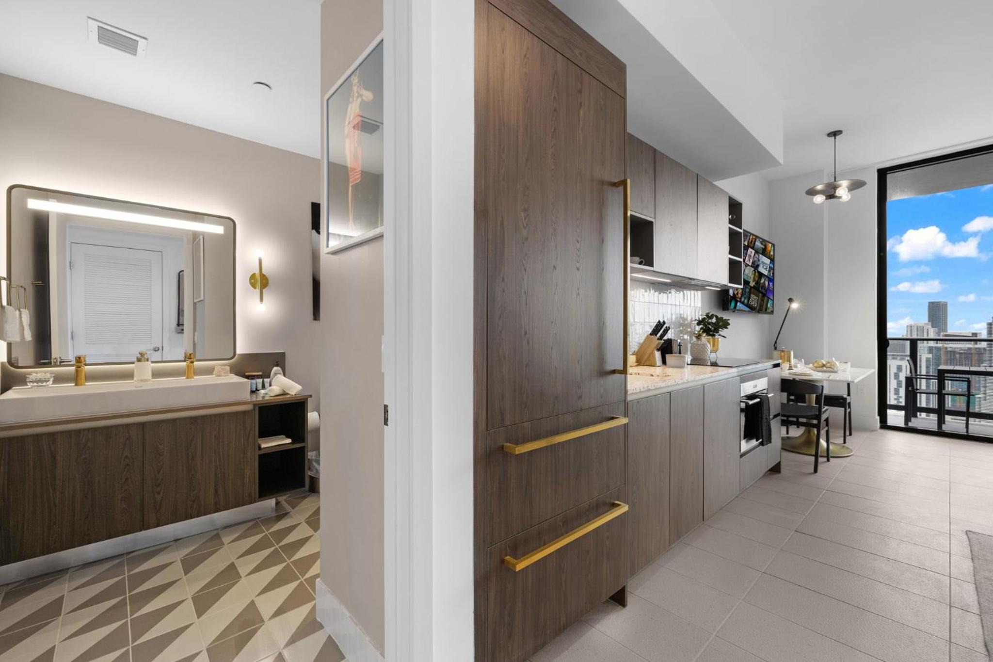 PH 49 Floor Luxury Studio w Free Parking