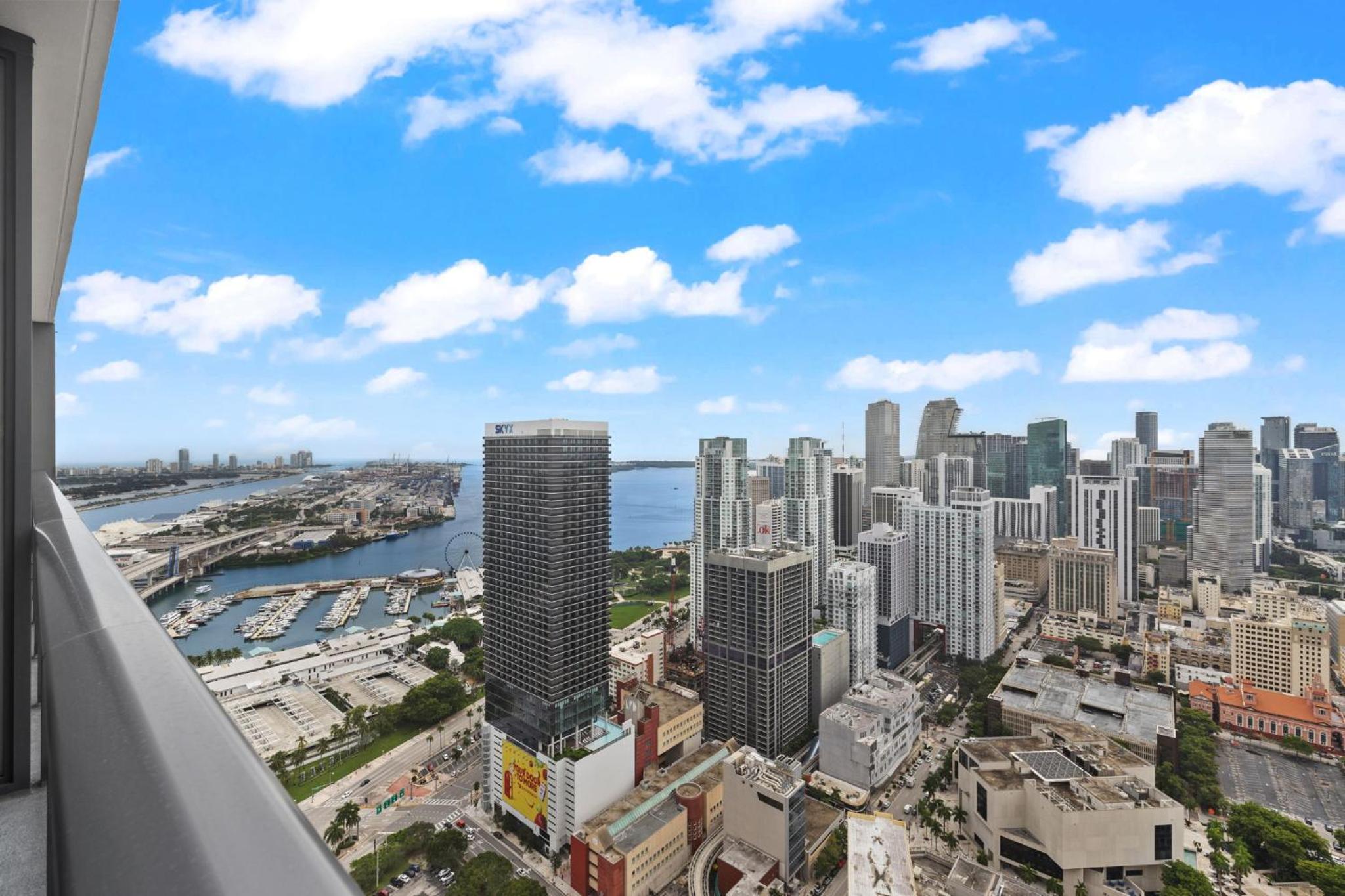 PH 49 Floor Luxury Studio w Free Parking