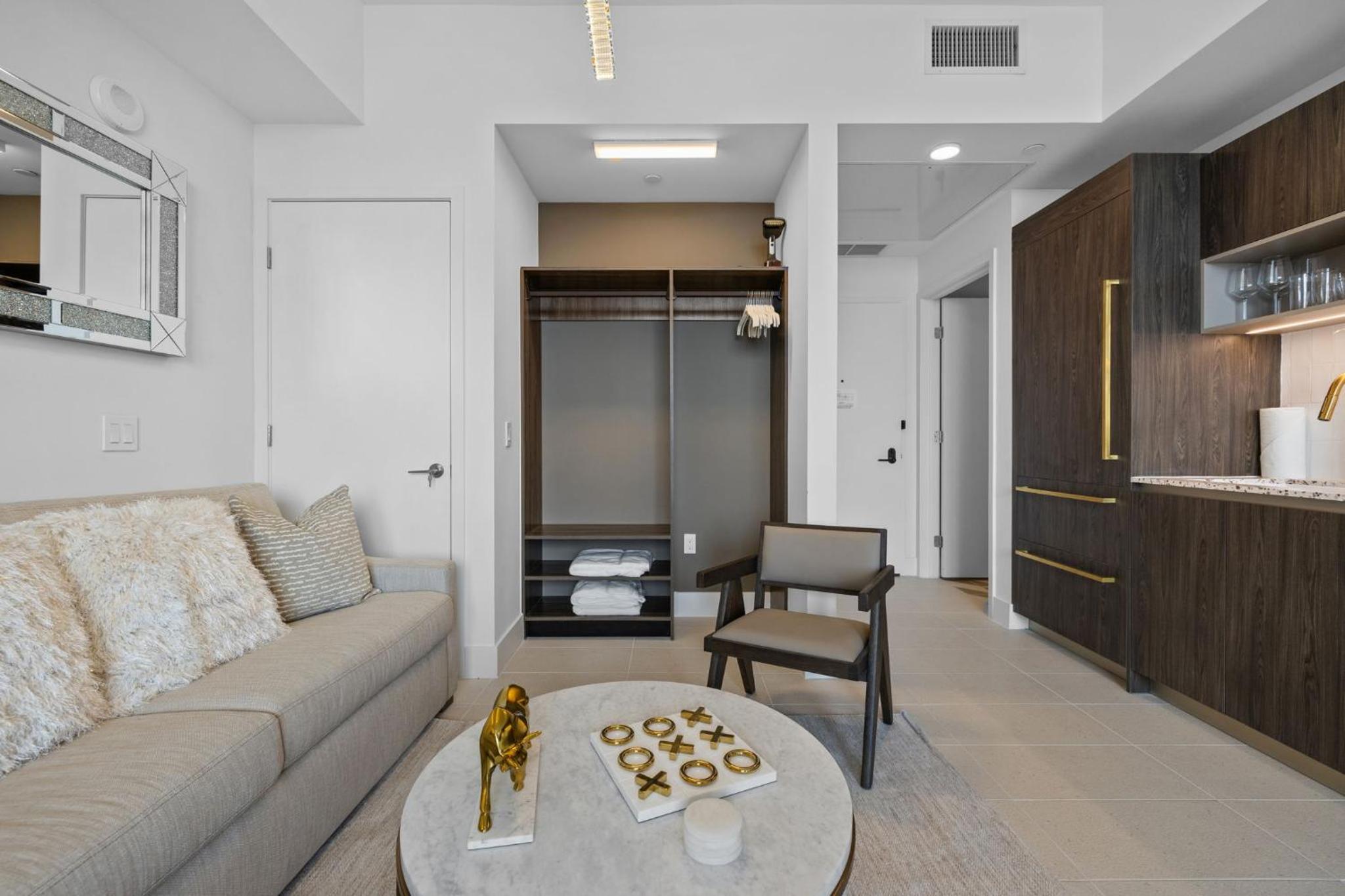 PH 49 Floor Luxury Studio w Free Parking