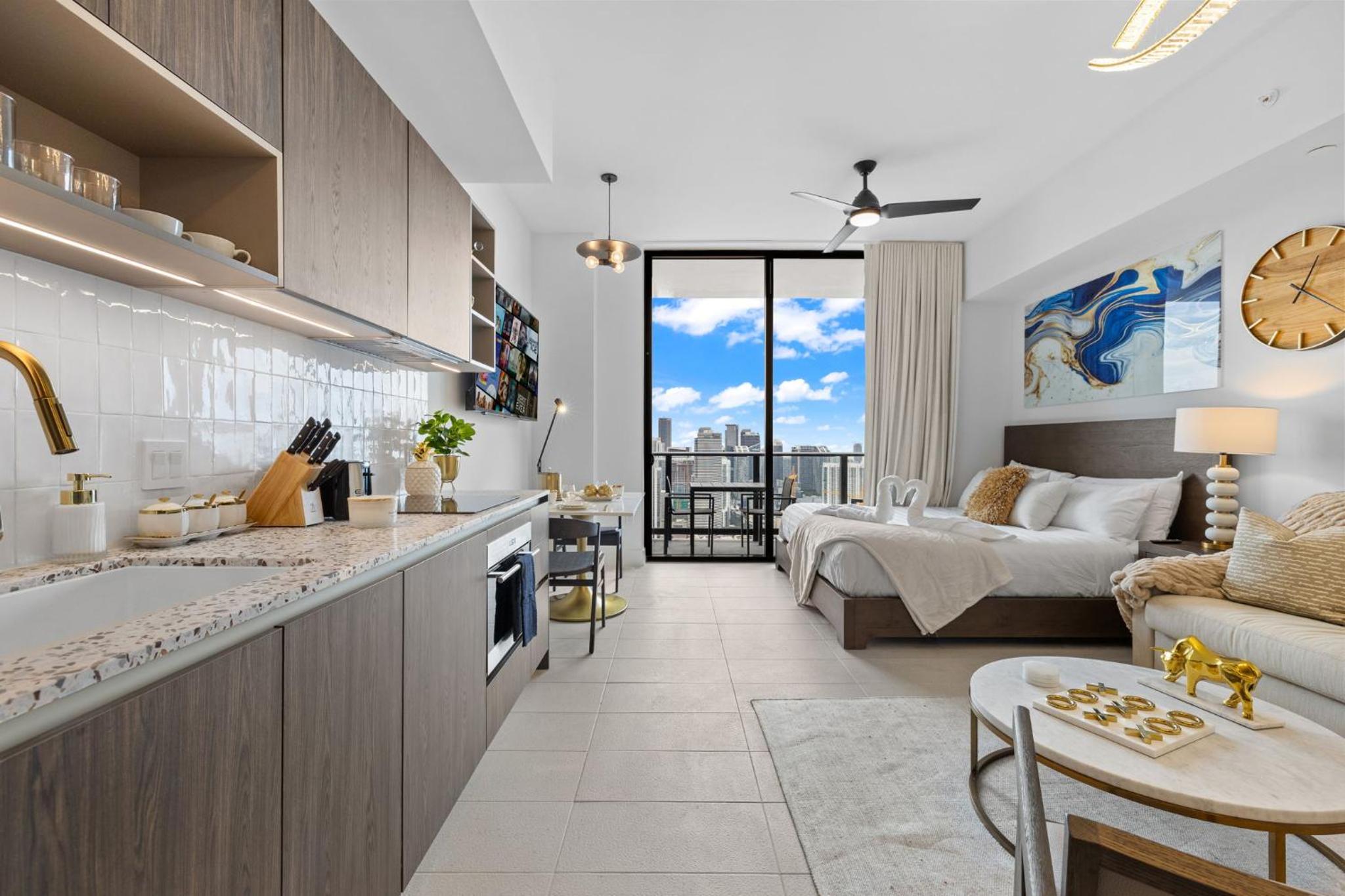 PH 49 Floor Luxury Studio w Free Parking