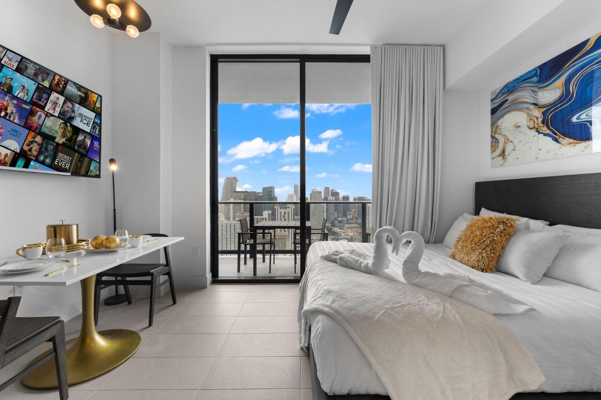PH 49 Floor Luxury Studio w Free Parking