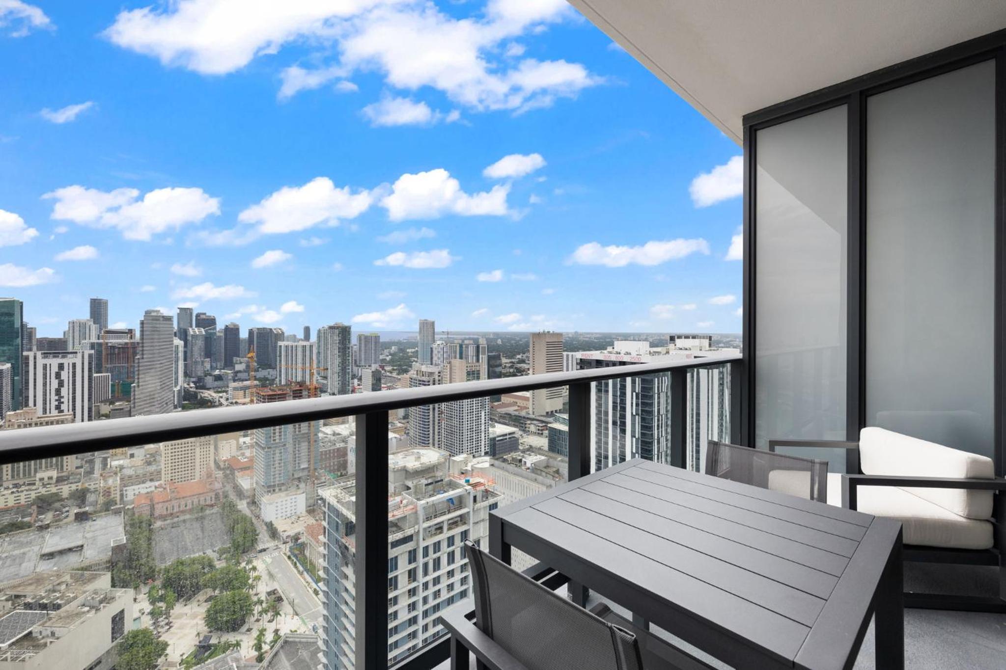 PH 49 Floor Luxury Studio w Free Parking