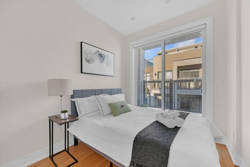 Designer Yorkdale 2BR Townhouse, Private Patio, Parking
