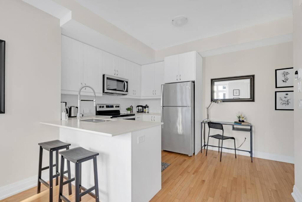 Designer Yorkdale 2BR Townhouse, Private Patio, Parking