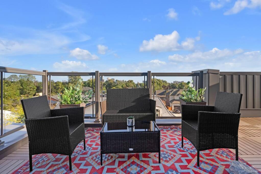 Designer Yorkdale 2BR Townhouse, Private Patio, Parking