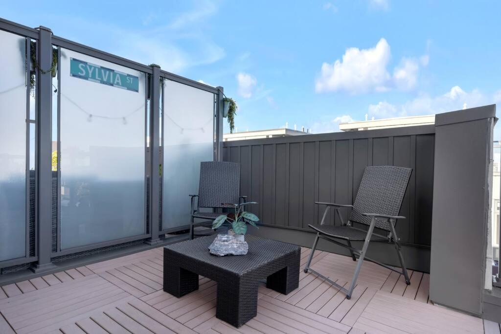 Designer Yorkdale 2BR Townhouse, Private Patio, Parking