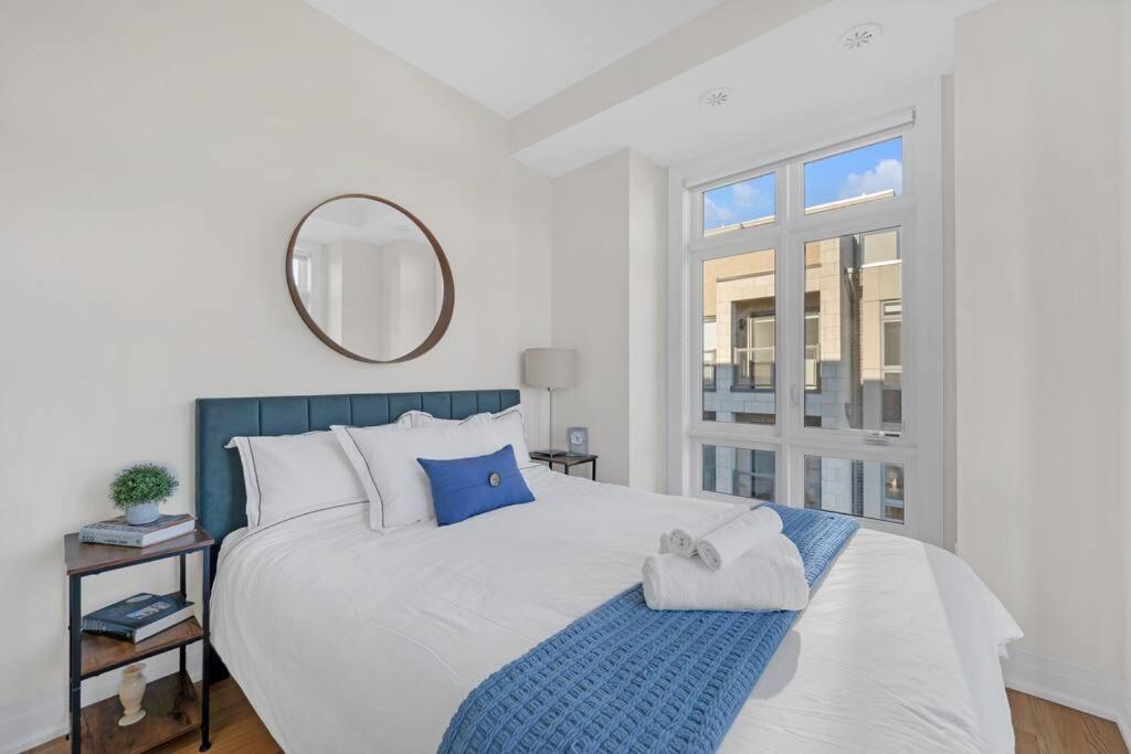 Designer Yorkdale 2BR Townhouse, Private Patio, Parking
