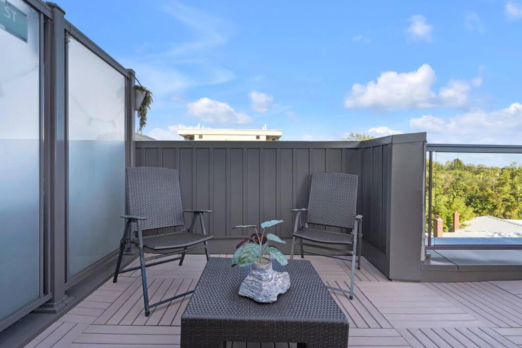 Designer Yorkdale 2BR Townhouse, Private Patio, Parking
