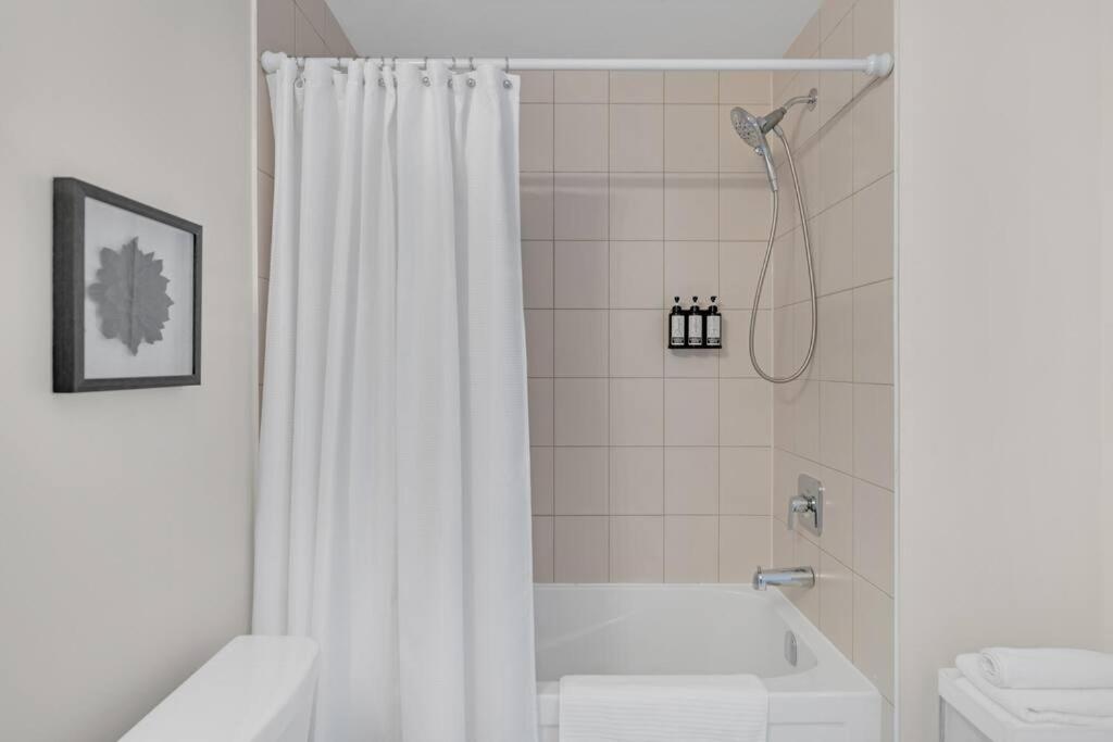 Designer Yorkdale 2BR Townhouse, Private Patio, Parking