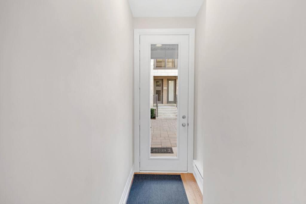 Designer Yorkdale 2BR Townhouse, Private Patio, Parking