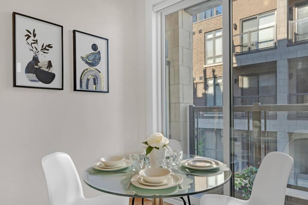 Designer Yorkdale 2BR Townhouse, Private Patio, Parking