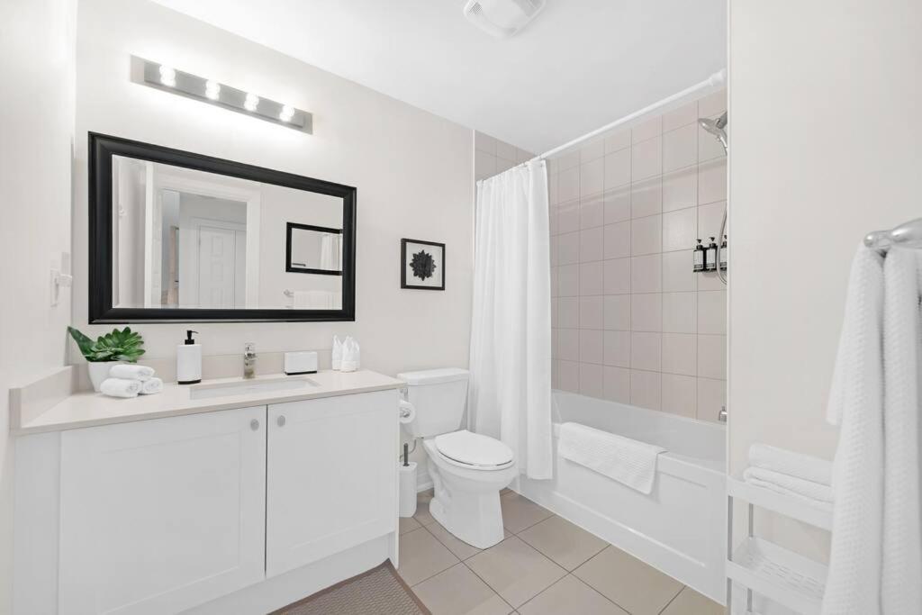 Designer Yorkdale 2BR Townhouse, Private Patio, Parking