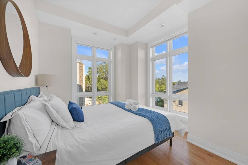 Designer Yorkdale 2BR Townhouse, Private Patio, Parking