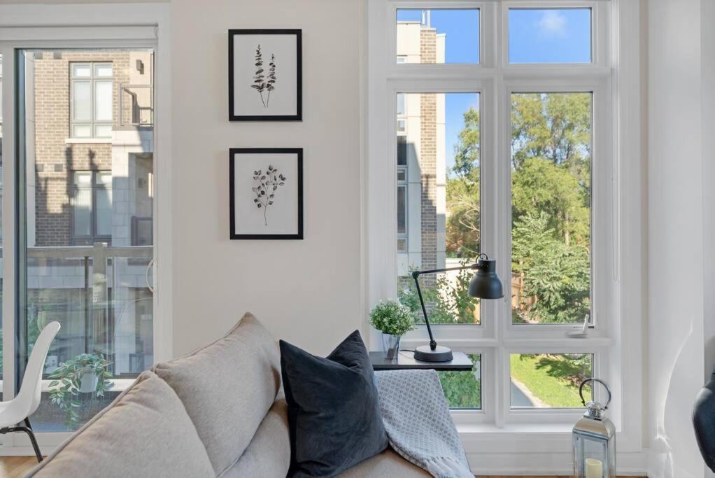 Designer Yorkdale 2BR Townhouse, Private Patio, Parking