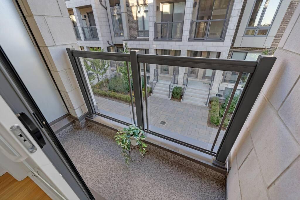 Designer Yorkdale 2BR Townhouse, Private Patio, Parking