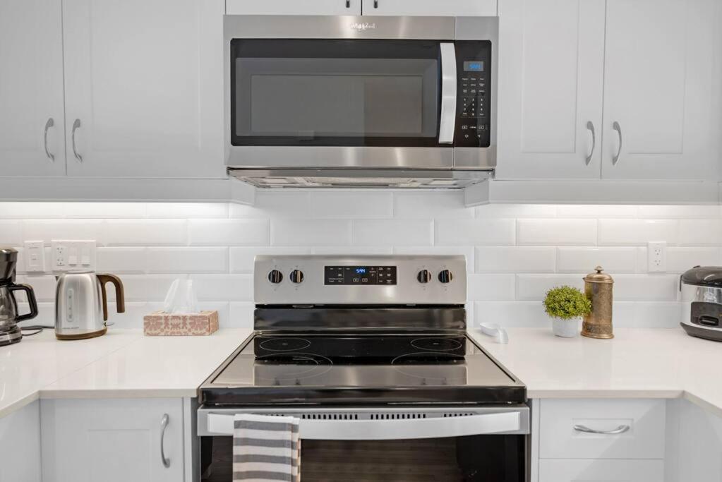 Designer Yorkdale 2BR Townhouse, Private Patio, Parking