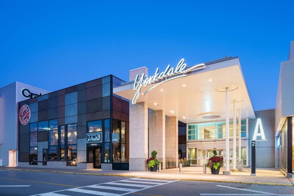 Designer Yorkdale 2BR Townhouse, Private Patio, Parking