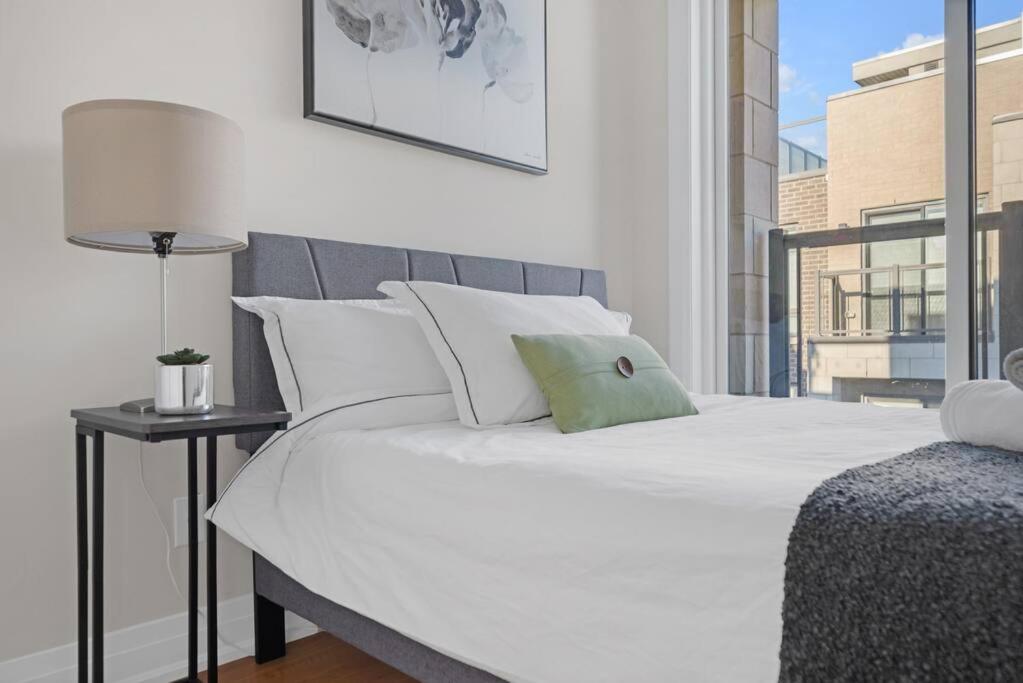 Designer Yorkdale 2BR Townhouse, Private Patio, Parking