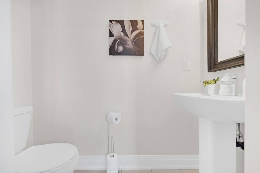 Designer Yorkdale 2BR Townhouse, Private Patio, Parking