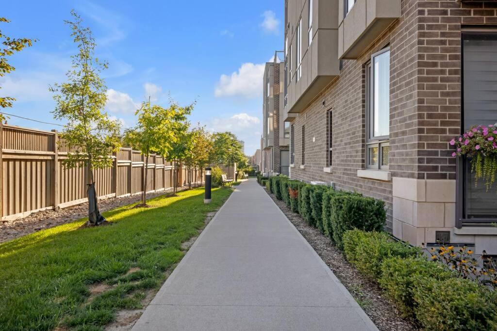 Designer Yorkdale 2BR Townhouse, Private Patio, Parking