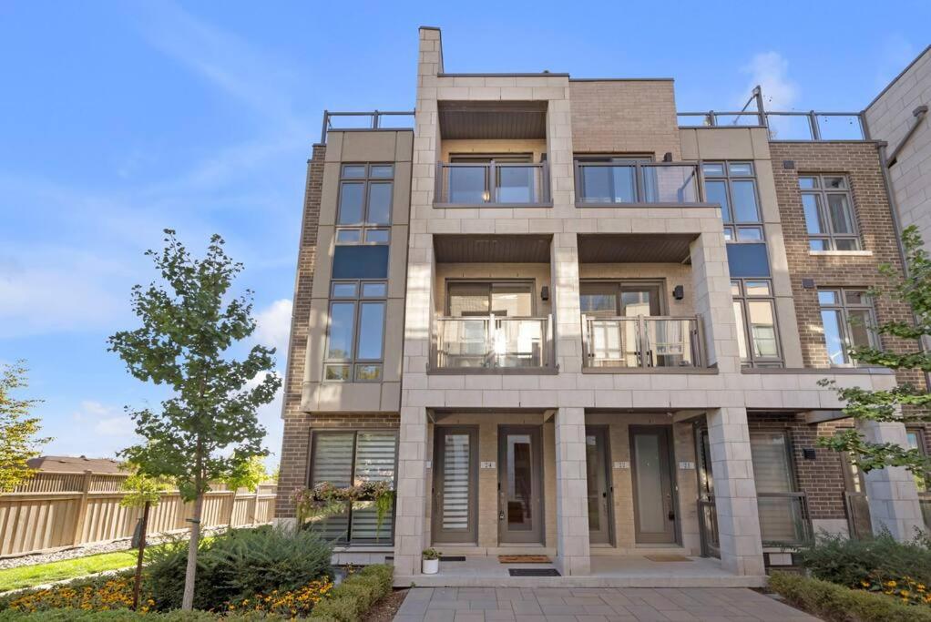 Designer Yorkdale 2BR Townhouse, Private Patio, Parking
