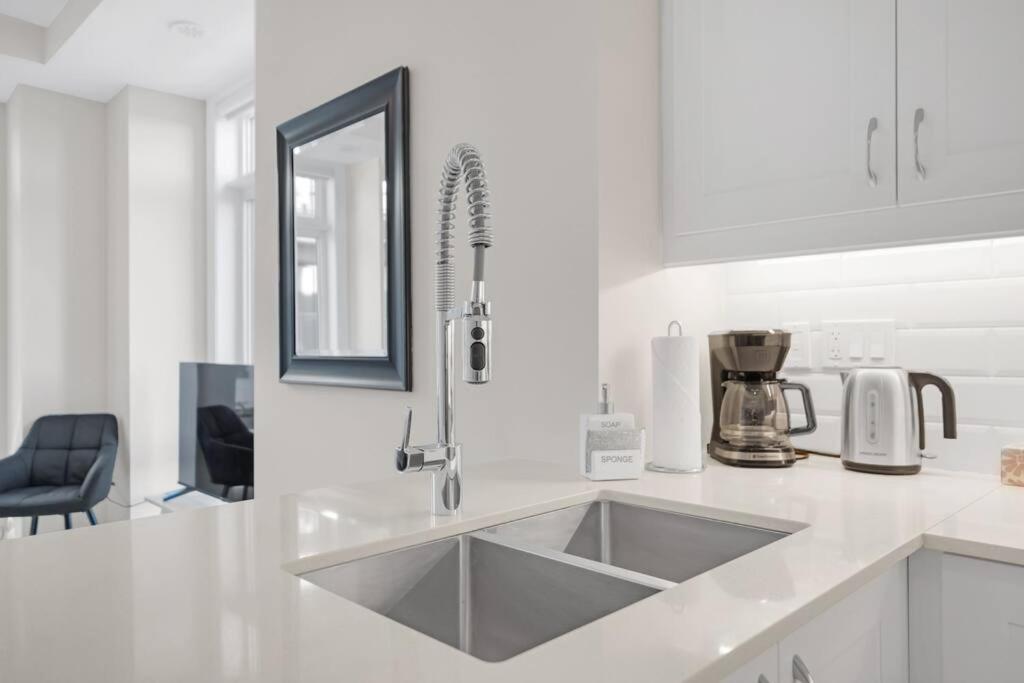 Designer Yorkdale 2BR Townhouse, Private Patio, Parking