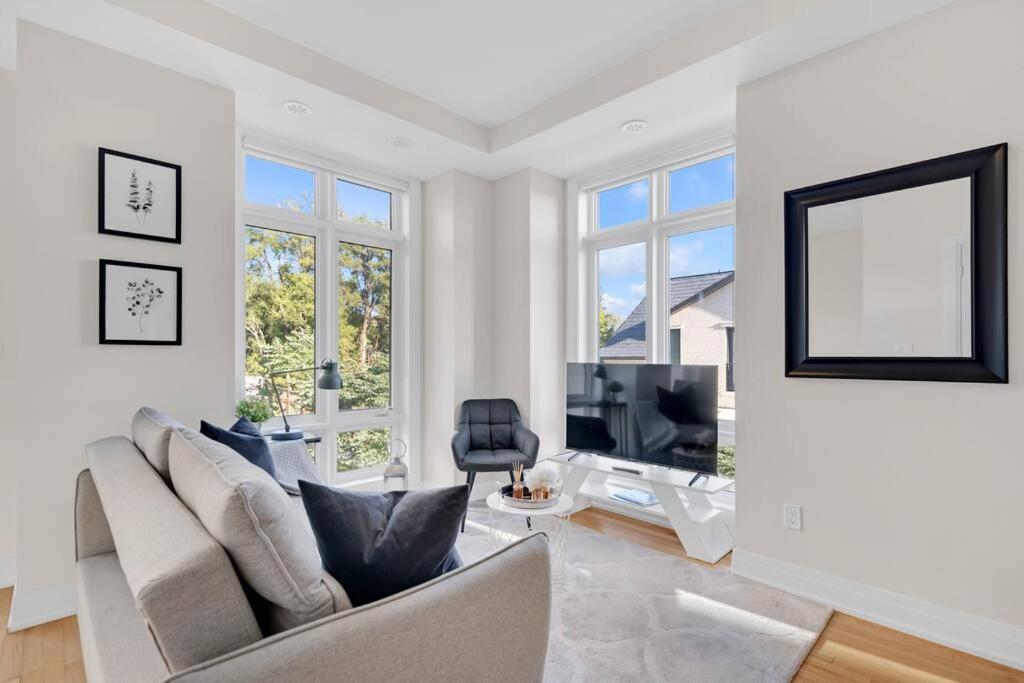 Designer Yorkdale 2BR Townhouse, Private Patio, Parking