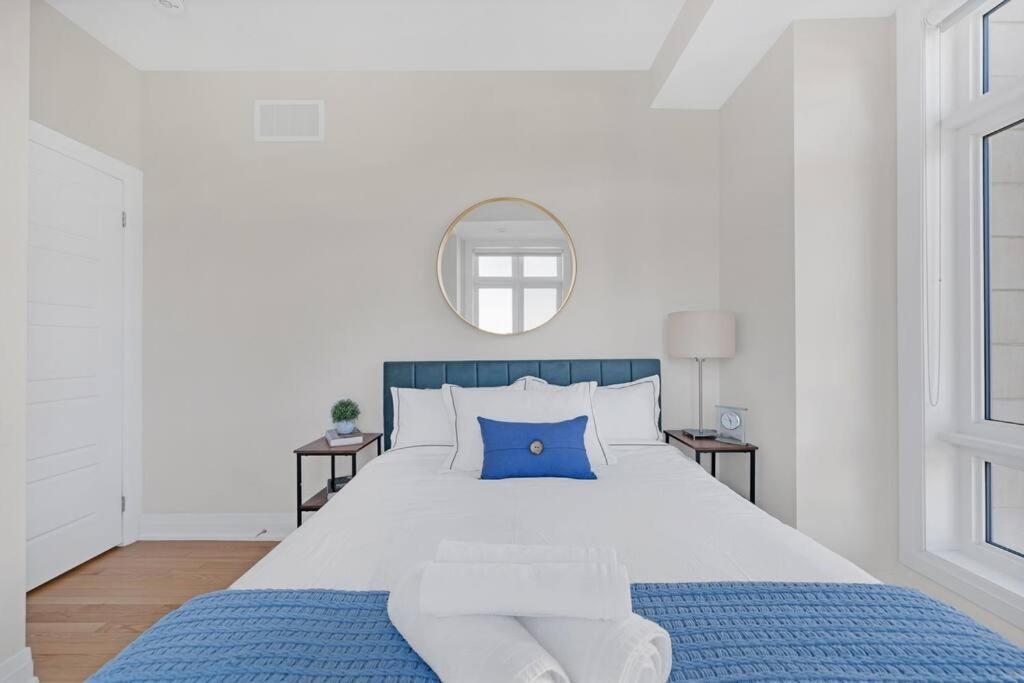 Designer Yorkdale 2BR Townhouse, Private Patio, Parking