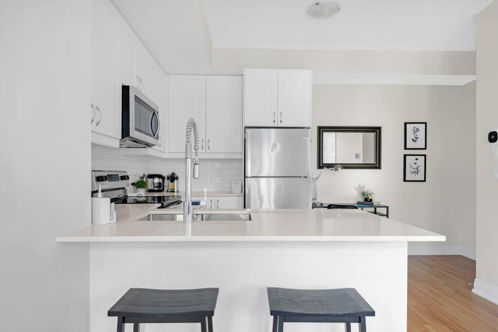 Designer Yorkdale 2BR Townhouse, Private Patio, Parking