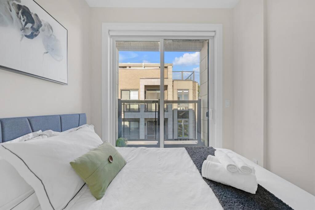 Designer Yorkdale 2BR Townhouse, Private Patio, Parking