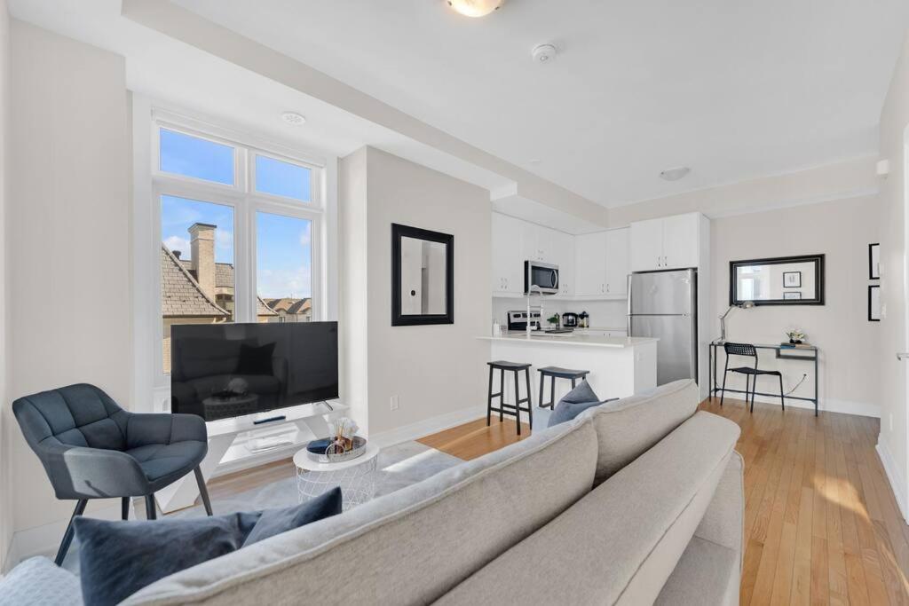 Designer Yorkdale 2BR Townhouse, Private Patio, Parking