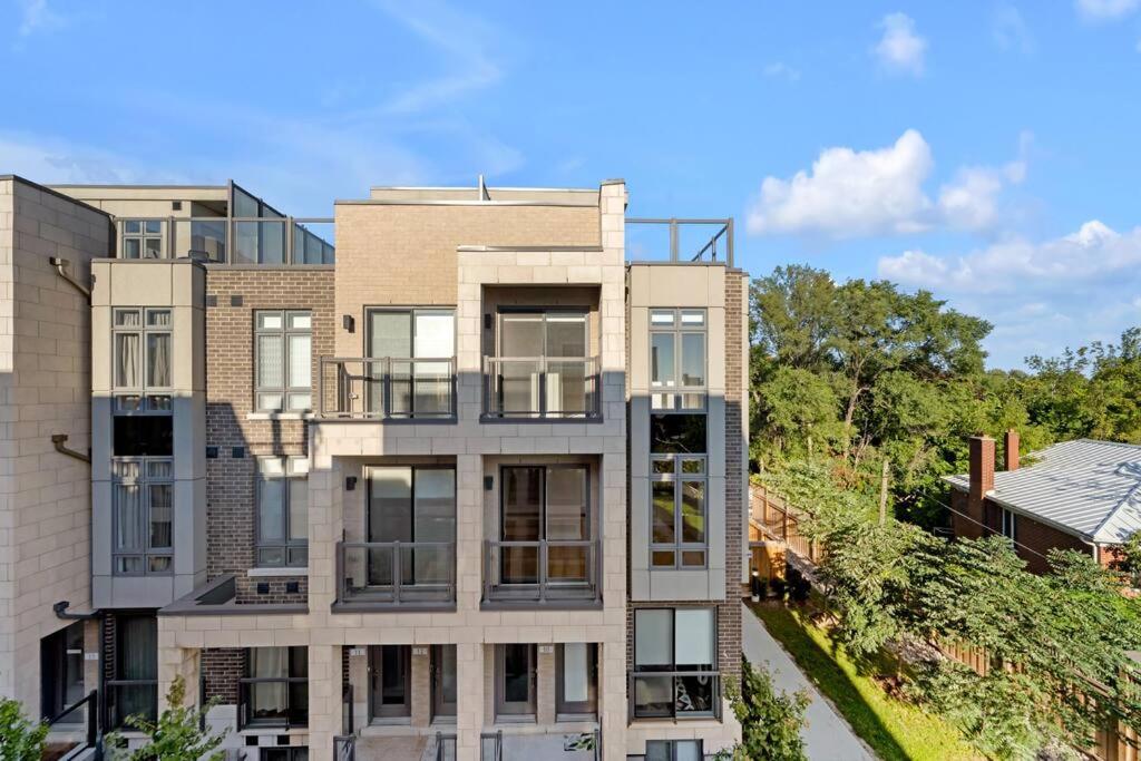 Designer Yorkdale 2BR Townhouse, Private Patio, Parking