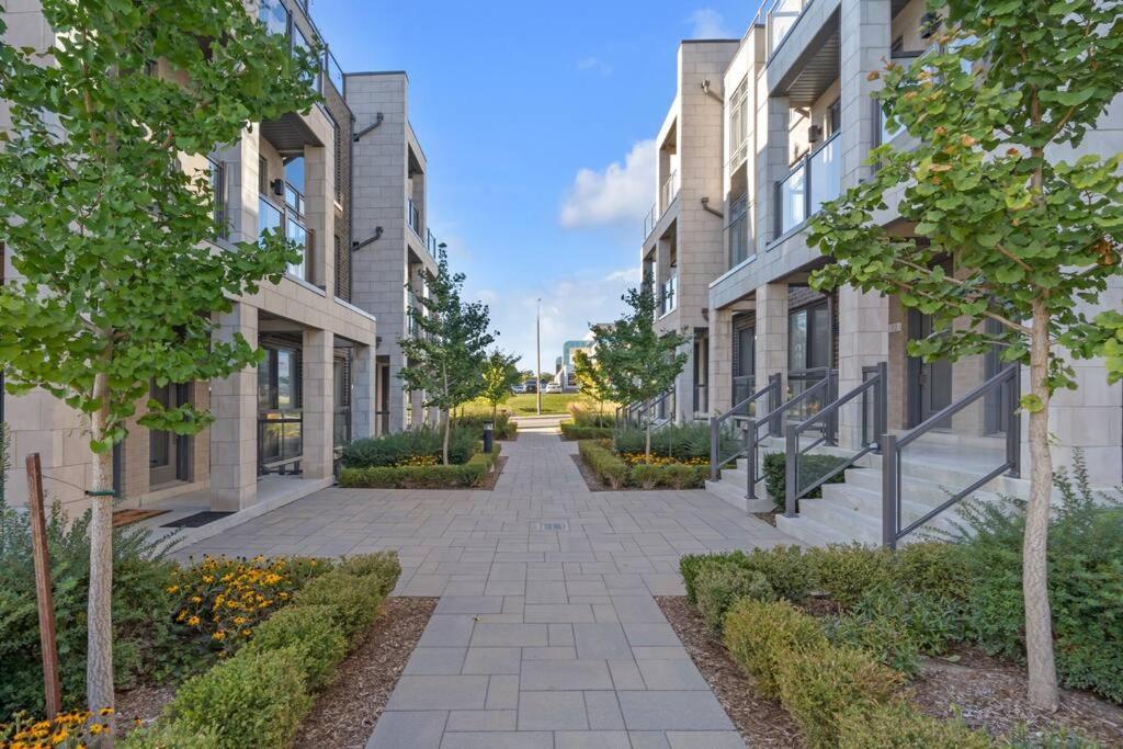 Designer Yorkdale 2BR Townhouse, Private Patio, Parking
