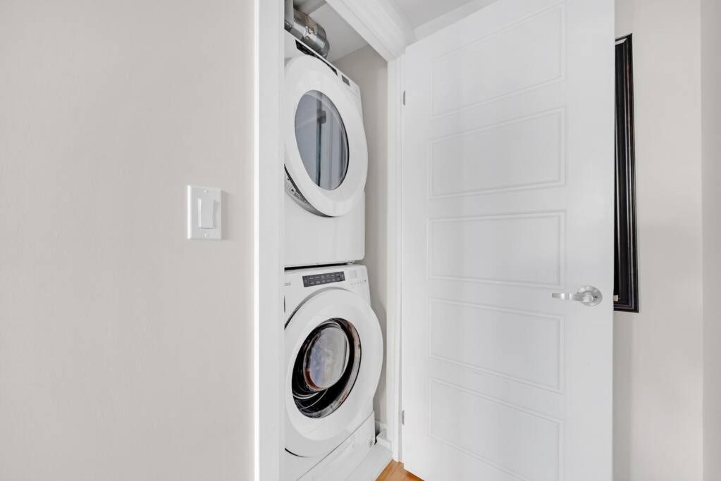 Designer Yorkdale 2BR Townhouse, Private Patio, Parking
