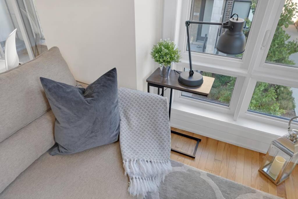 Designer Yorkdale 2BR Townhouse, Private Patio, Parking