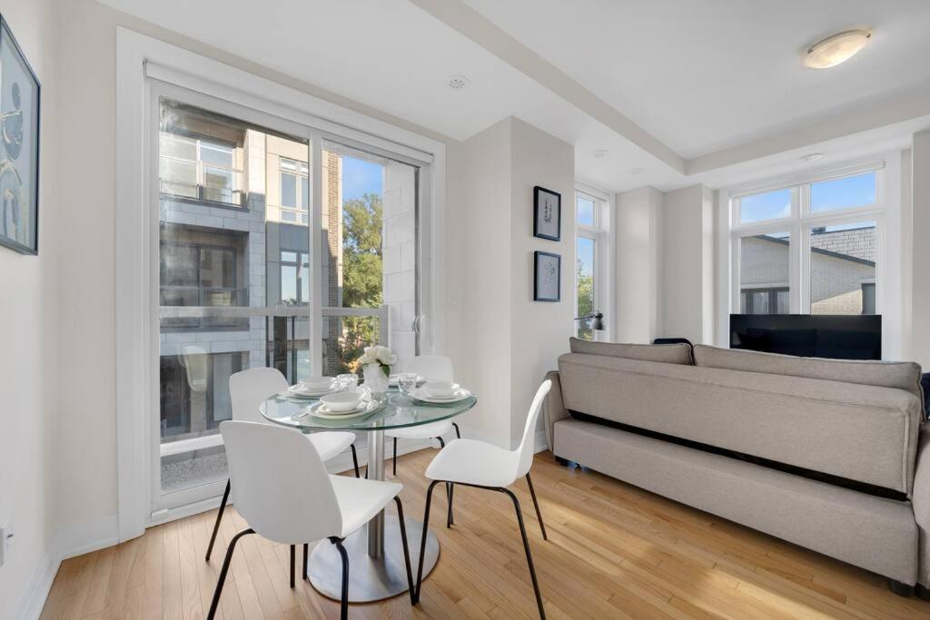 Designer Yorkdale 2BR Townhouse, Private Patio, Parking