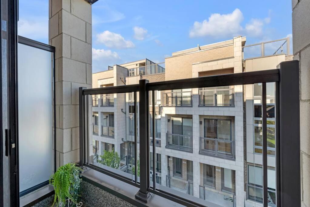 Designer Yorkdale 2BR Townhouse, Private Patio, Parking